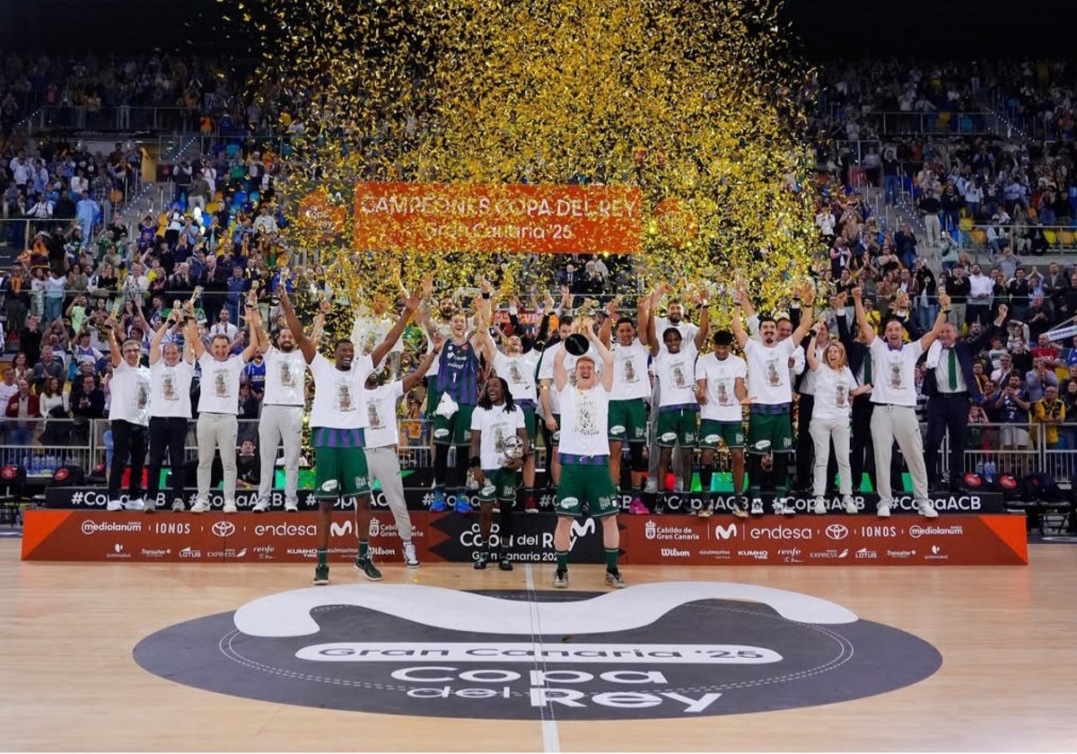 El Unicaja alza la Copa al cielo del Gran Canaria Arena.