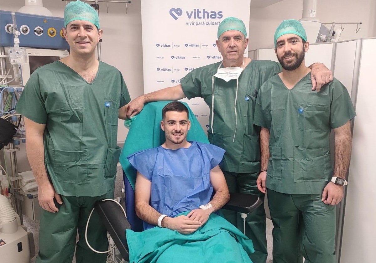 Ramón,posa con los doctores Alejandro Espejo Reina y Alejandro Espejo Baena y Pablo Campos, médico del club, tras ser operado del ligamento cruzado anterior de su rodilla derecha.