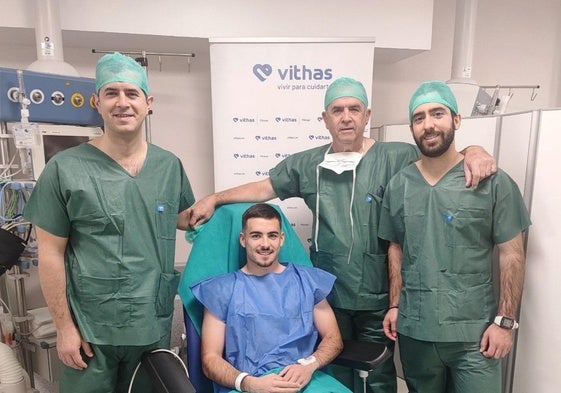 Ramón,posa con los doctores Alejandro Espejo Reina y Alejandro Espejo Baena y Pablo Campos, médico del club, tras ser operado del ligamento cruzado anterior de su rodilla derecha.