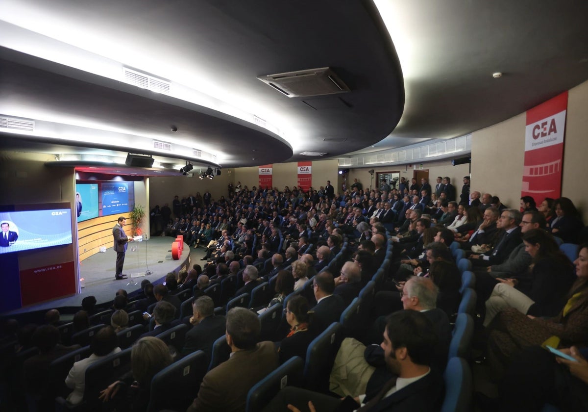 Juanma Moreno se dirige a los empresarios en la sede de la CEA.