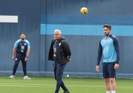 Pellicer analiza un ejercicio de sus futbolistas durante el entrenamiento del miércoles.