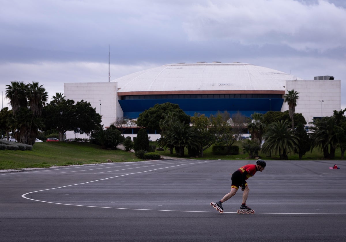 Una persona practica patinaje en la nueva pista, ubicada en la explanada del Martín Carpena.