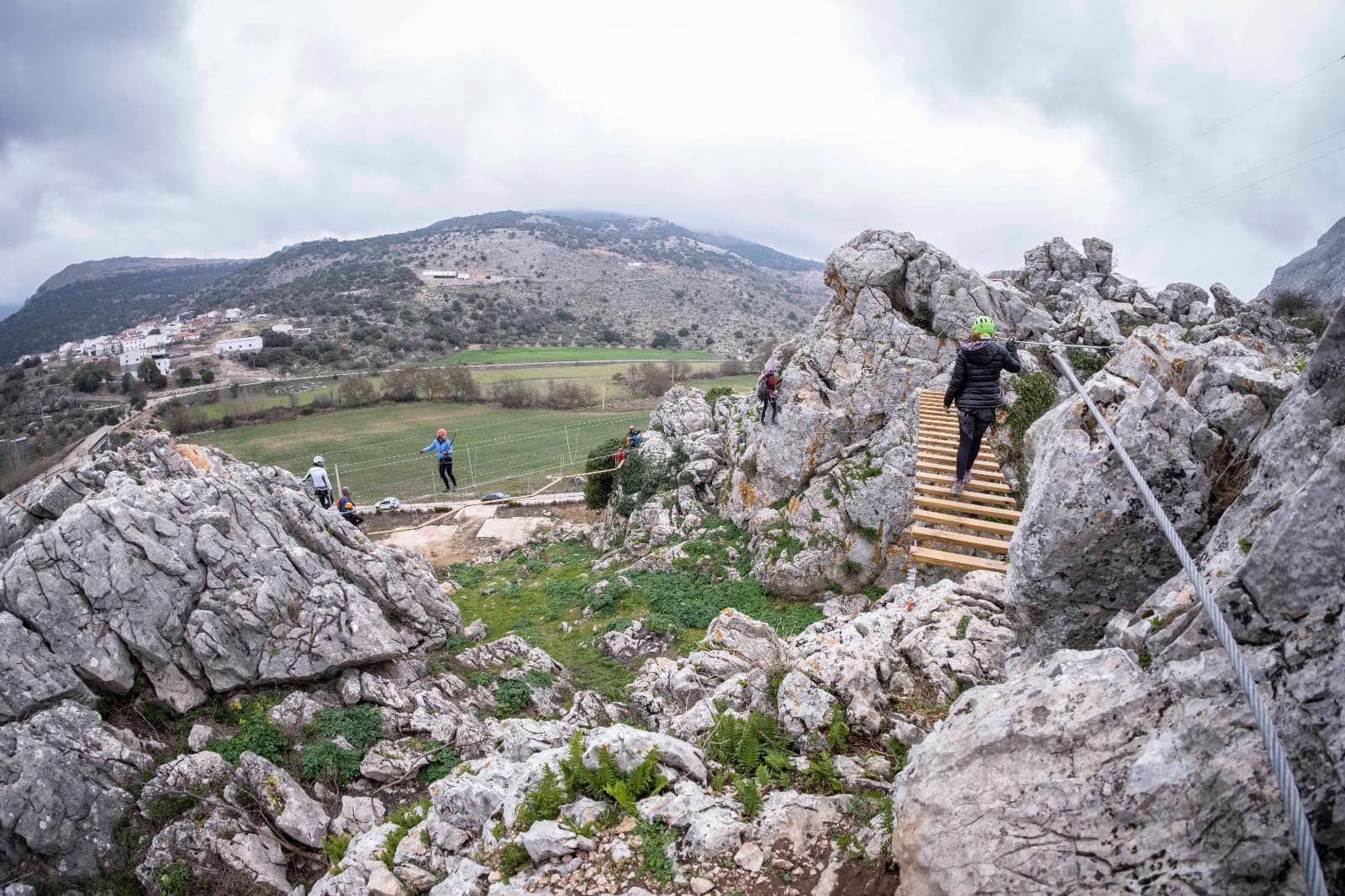 Alfarnatura. Esta vía ferrata es idónea para iniciarse en este tipo de recorridos.