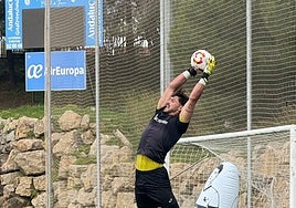Alfonso Liceras, portero del Estepona, durante un entrenamiento.