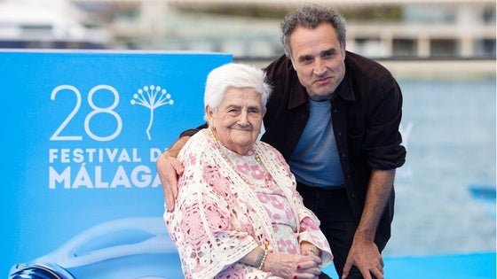 Daniel Guzmán con Charo García, su compañera de reparto de 92 años.