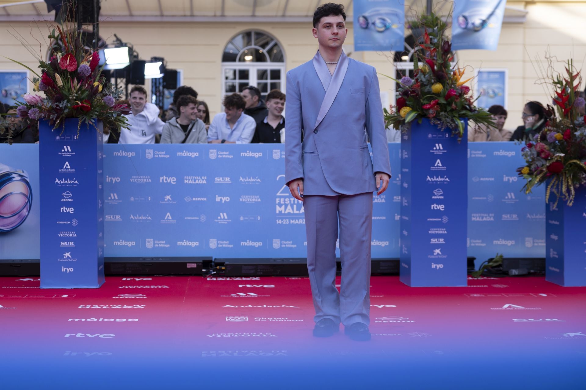 Christian Checa fue de los pocos que se salió de guión y apostó por un traje en celeste de Mans Concept, lo cual se agradece. Además, con un corte original y moderno. ¡Superó la prueba!