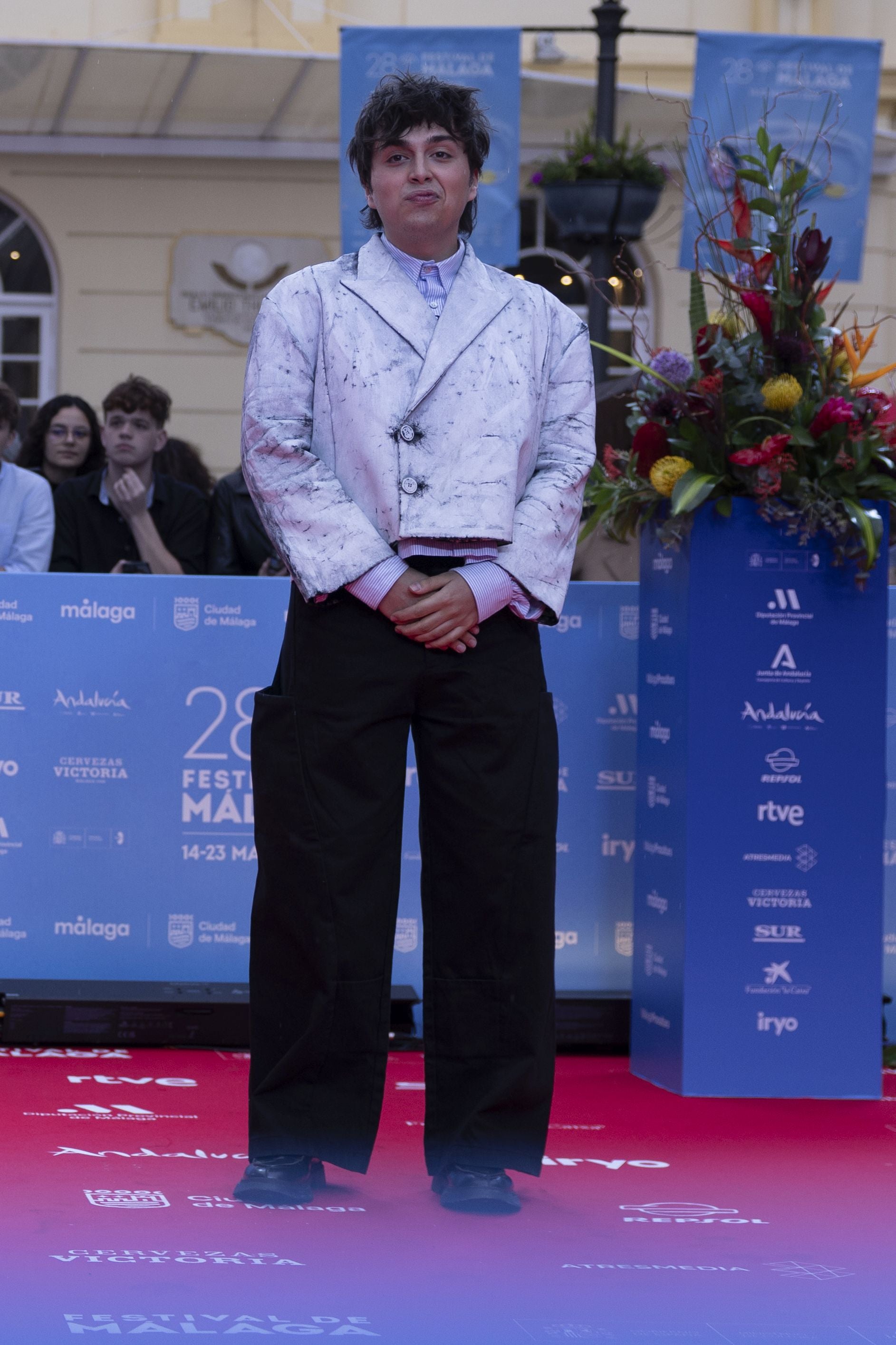 El joven protagonizó otro de los looks masculinos más rompedores con un traje «inspirado en los albañiles» cuya marca no supo decirnos.