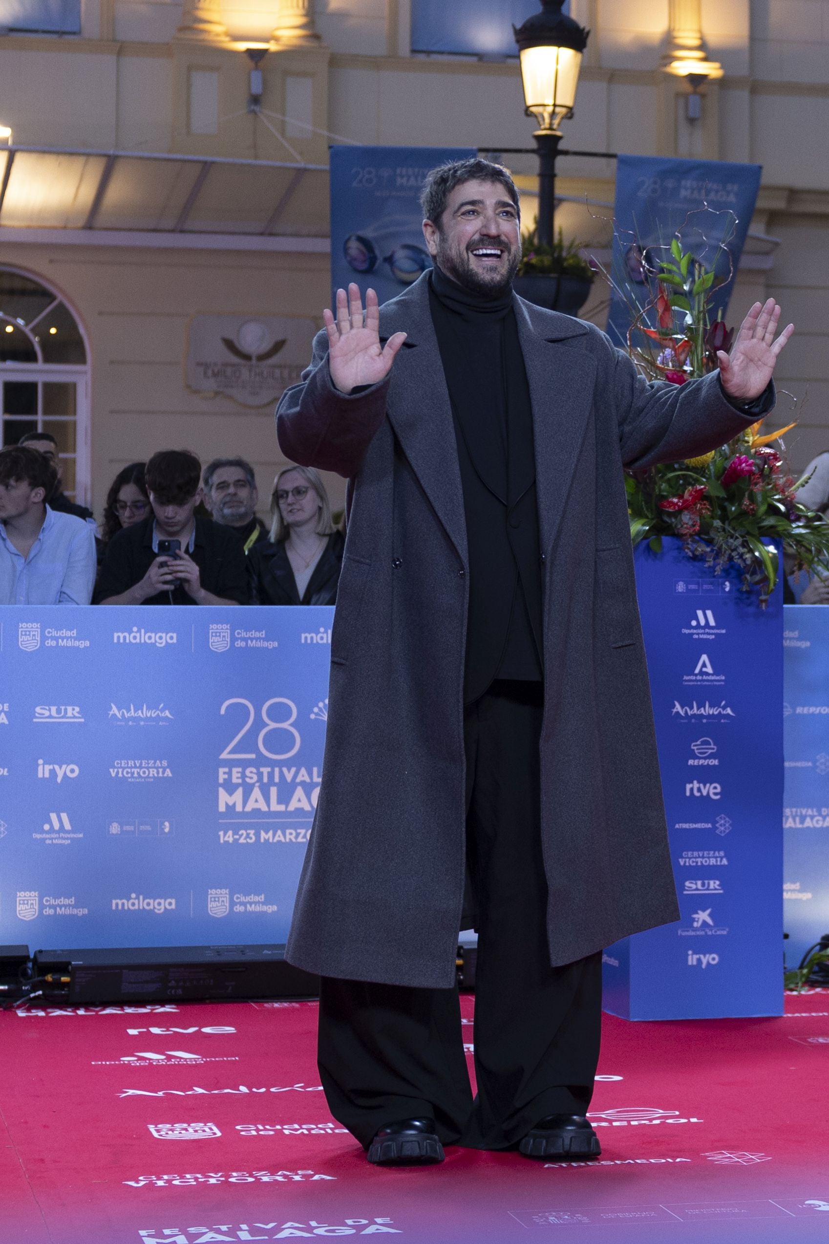 El cantante lució un look demasiado oversize en tonos grises y negro.