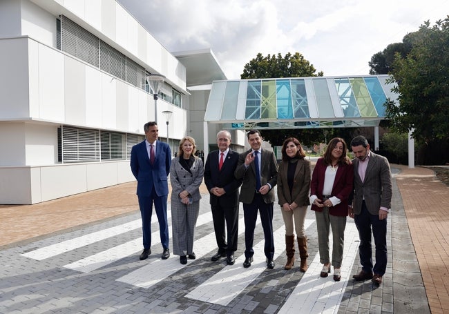 Las autoridades, ante la remodela fachada del centro.