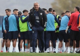 Sergio Pellicer junto a sus hombres en un reciente entrenamiento del Málaga.