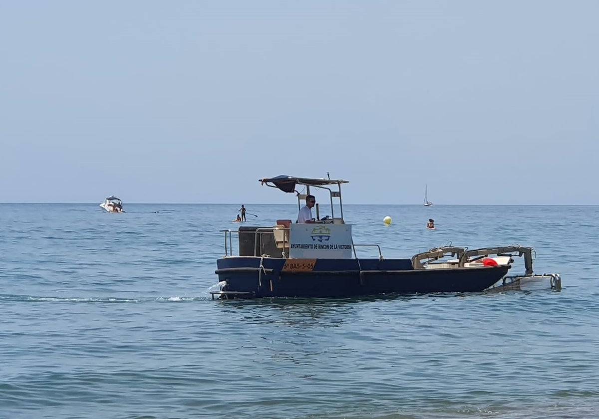 Embarcación de limpieza de aguas superficiales en el litoral de Rincón de la Victoria.