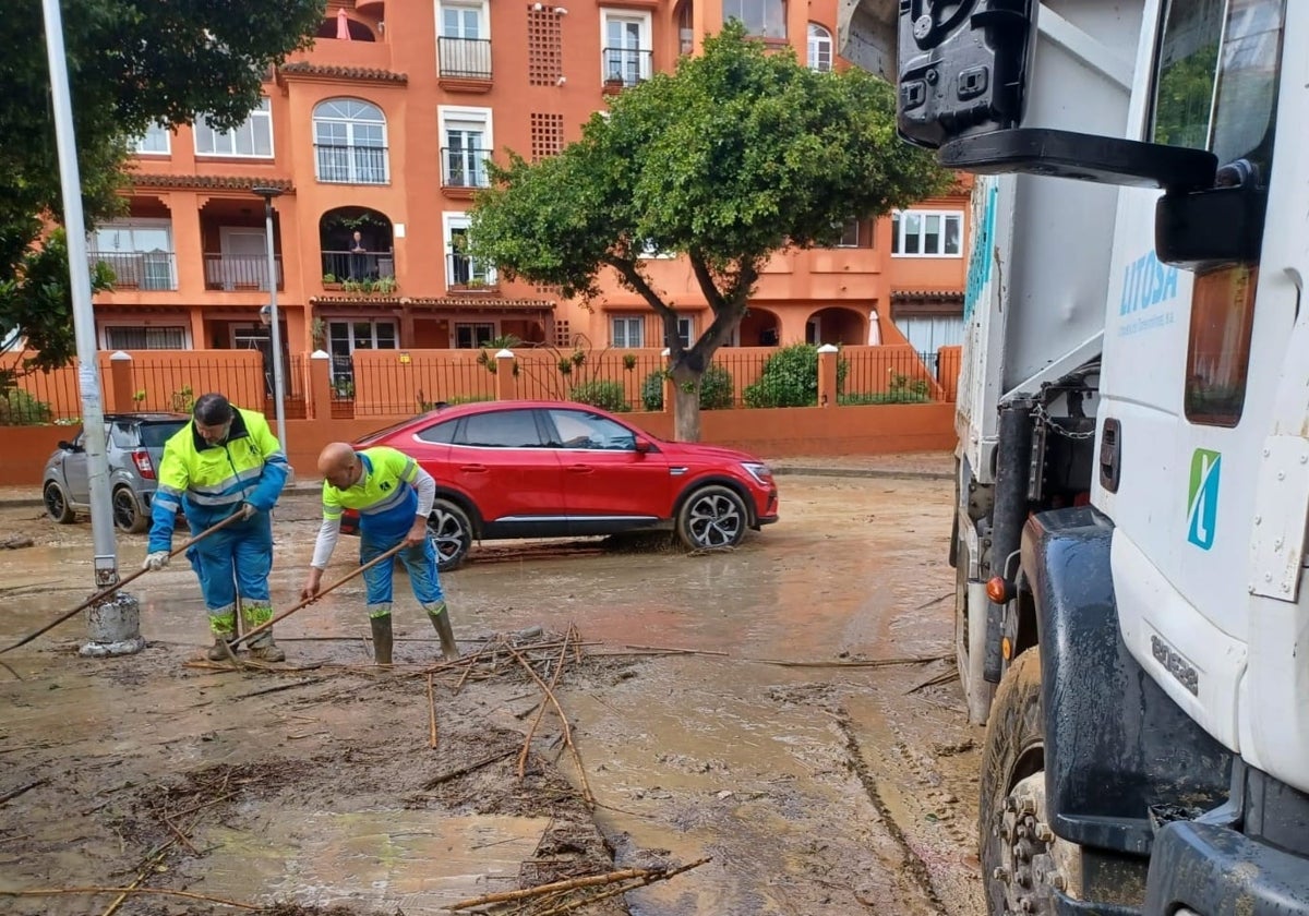 Trabajos de limpieza tras la acumulación de barro.