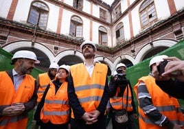 El ministro Ernest Urtasun, durante la visita a las obras de remodelación de San Agustín.