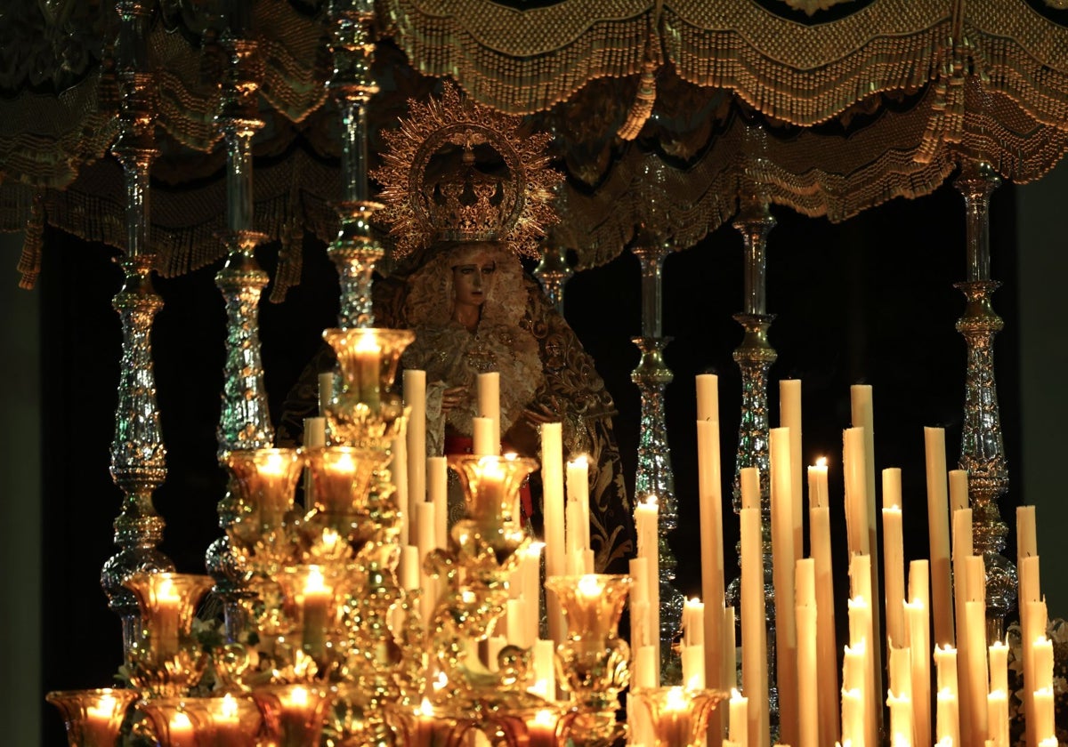 La Virgen de la Esperanza, en su trono procesional.