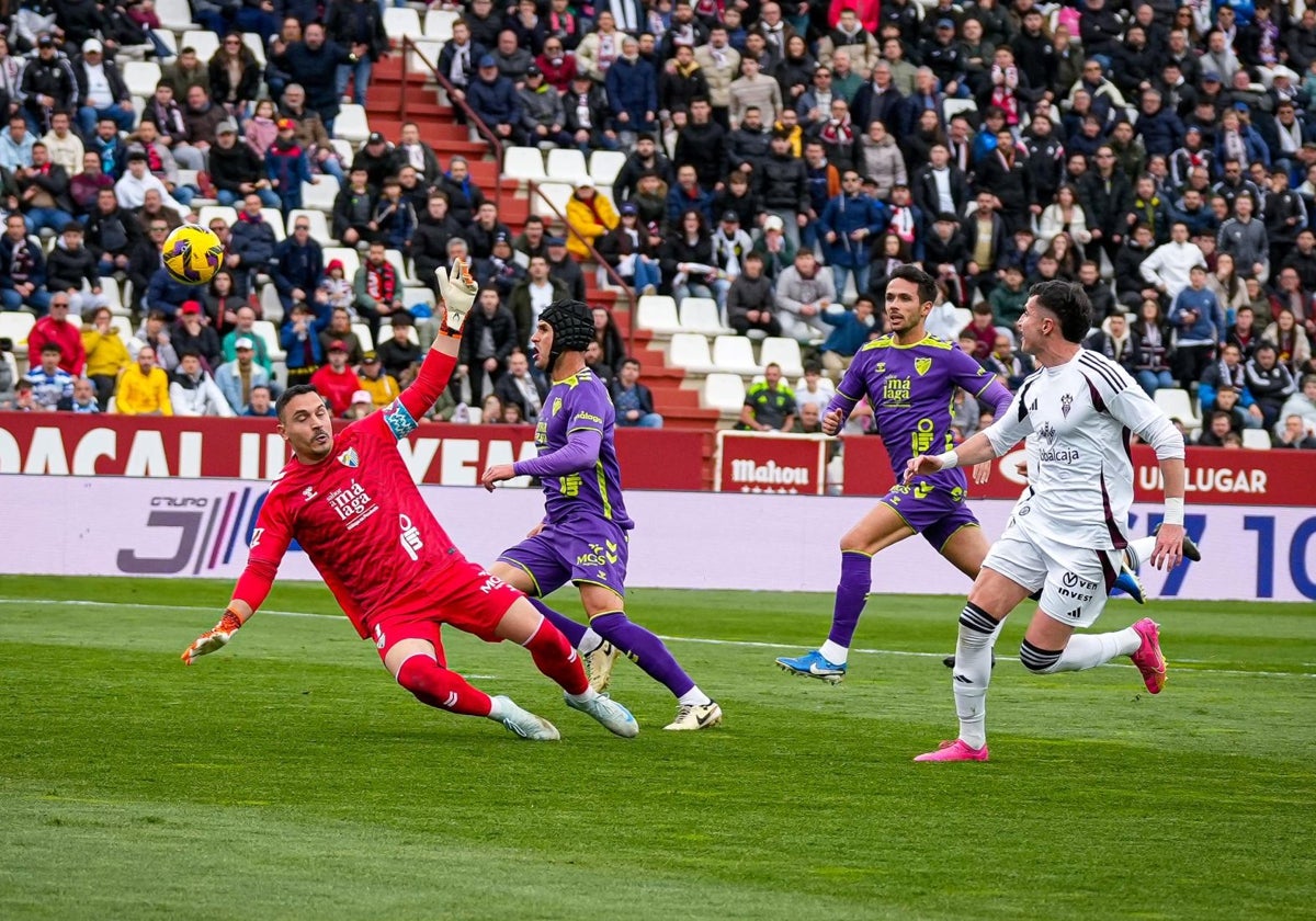 Morcillo consigue el segundo gol en presencia de Herrero, Luismi y Nelson.