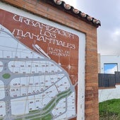 Hito con un plano de situación de la urbanización Los Manantiales.
