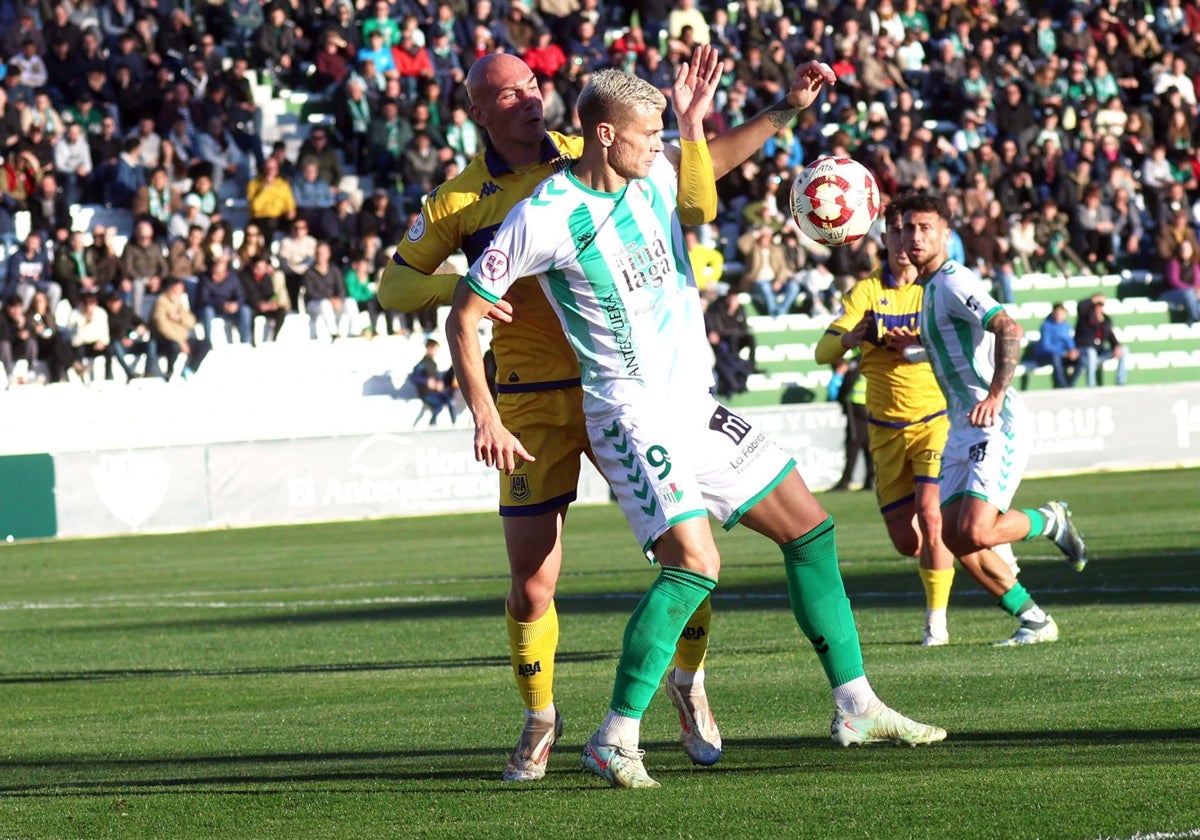 Samuele Longo, en una acción junto a Javier Rentero, del Alcorcón.