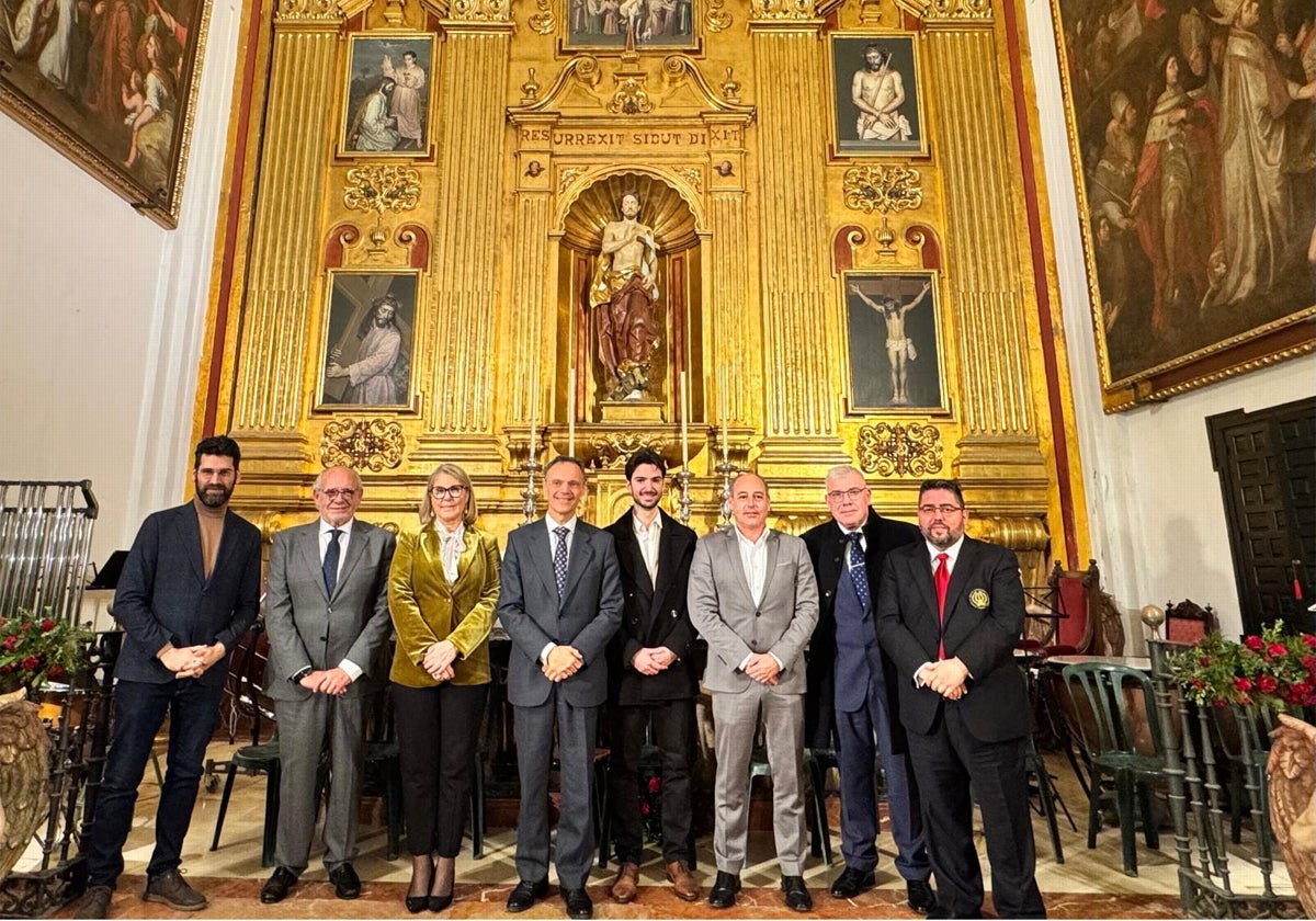 Miembros del jurado y el presentador del acto junto al ganador del concurso.