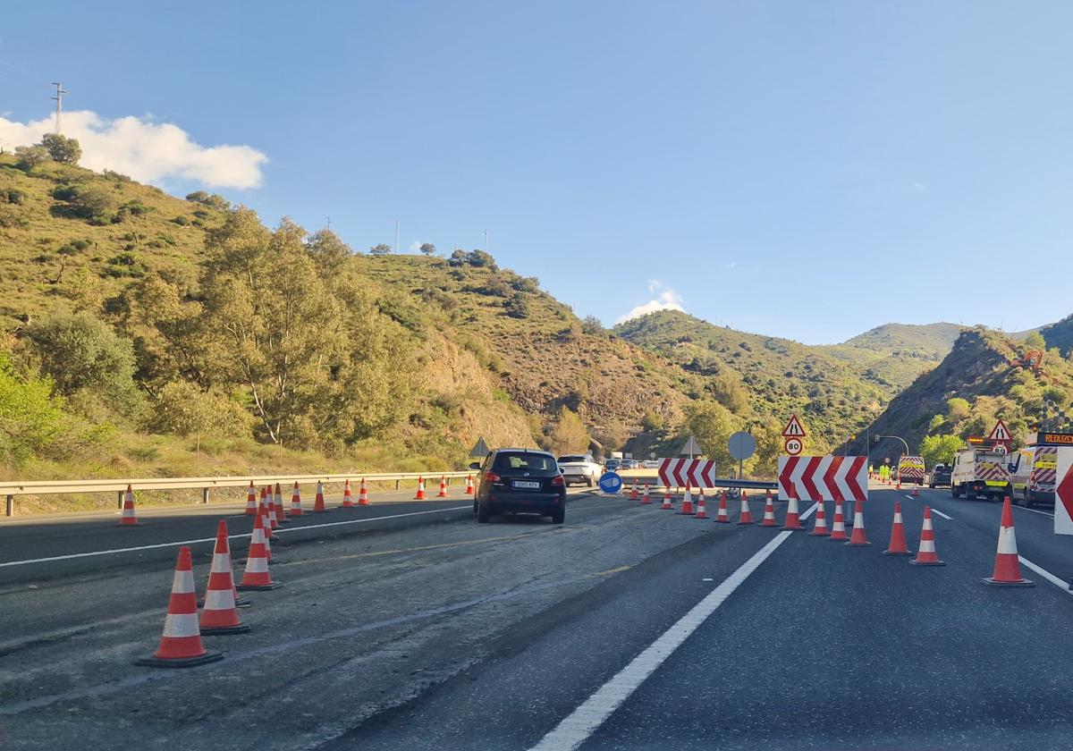 Coches desviados en la A-45, en Casabermeja, por las obras que han iniciado para retirar desprendimientos y afianzar un talud afectado por las últimas lluvias.