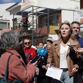 Carolina España ha visitado este sábado las casas de la playa en El Palo.