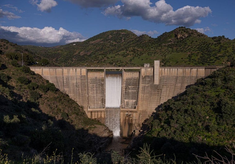 Imagen del desembalse de la presa de Casasola.