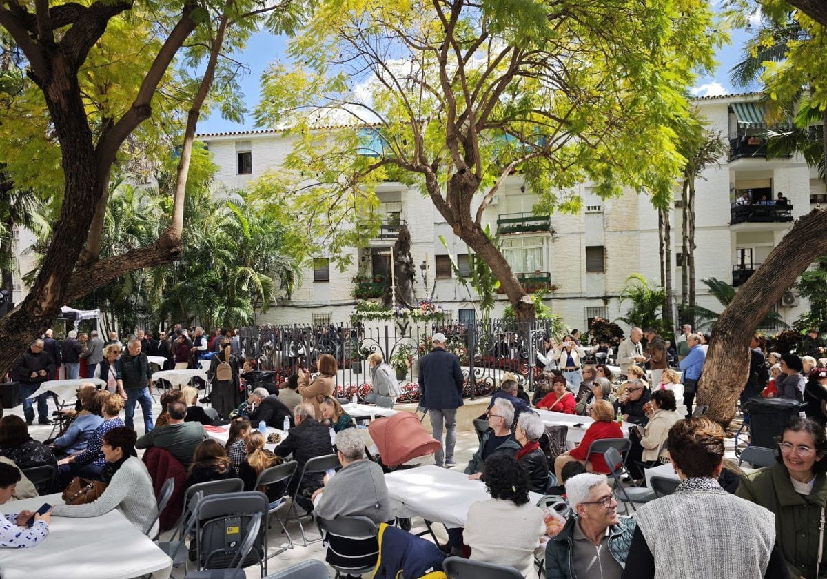 Imagen de la fiesta en la Plaza del Rocío de Estepona, hoy día de su inauguración tras la reforma.