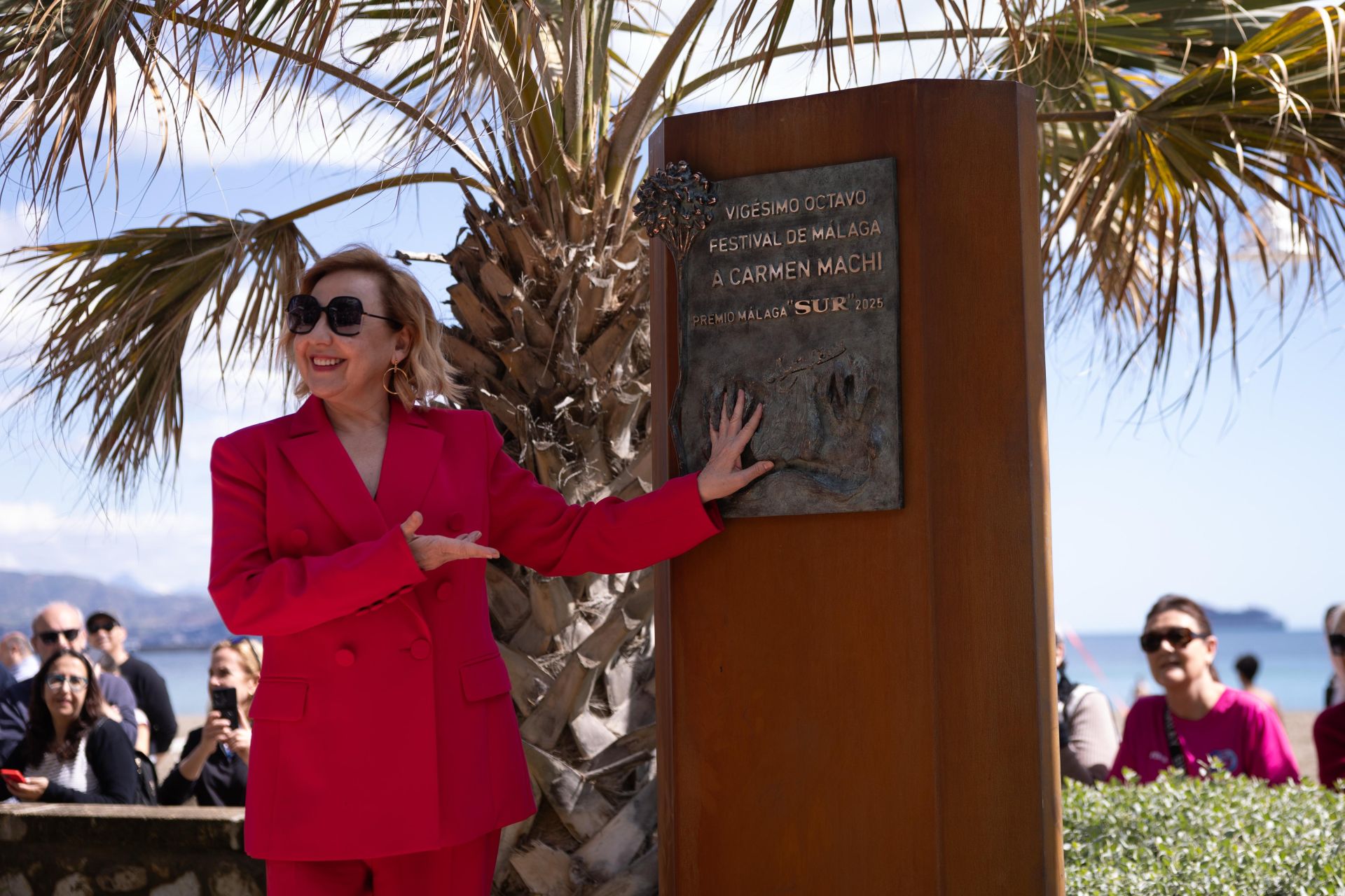 Carmen Machi, juntpo a su con monolito, este sábado. La actriz, Premio Málaga SUR de este año