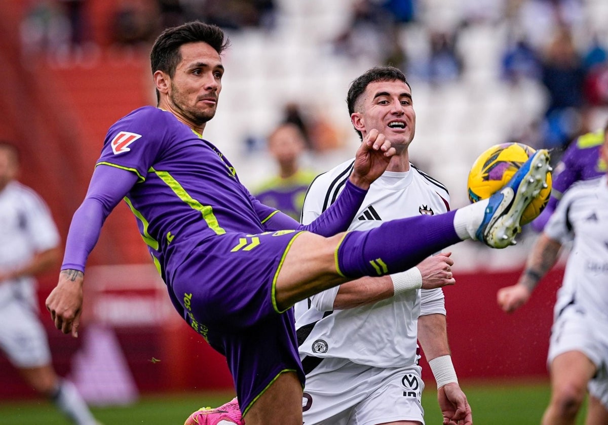 Nelson despeja un balón.