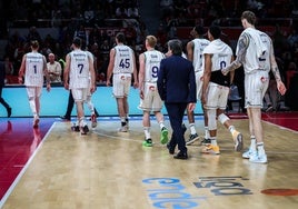 Los jugadores del Unicaja abandonan la pista del Príncipe Felipe después de perder contra el Zaragoza.