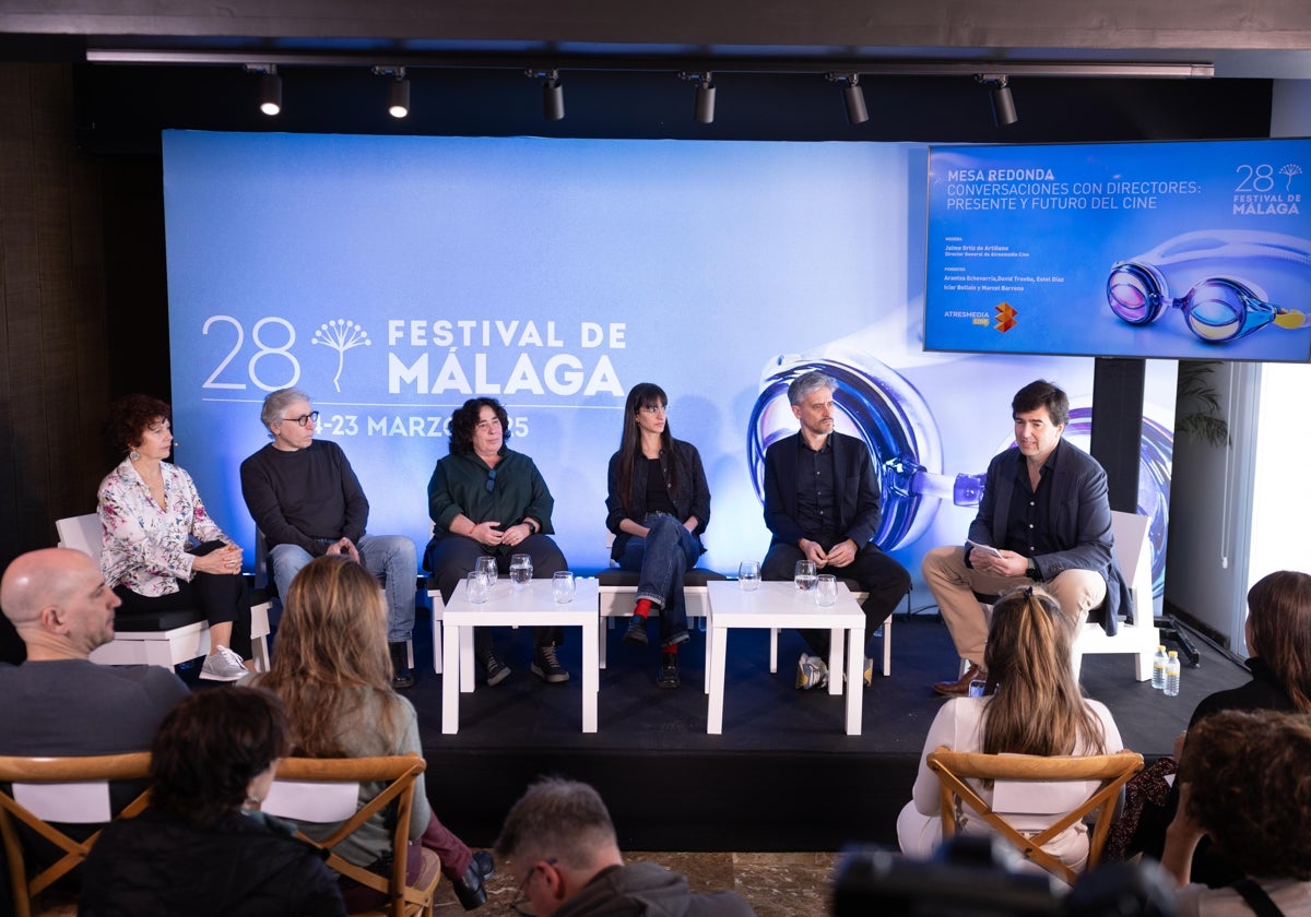 Mesa redonda con, de izquierda a derecha, Icíar Bollaín, David Trueba, Arantxa Echevarría, Estel Díaz, Marcel Barrena y Jaime Ortiz de Artitaño.