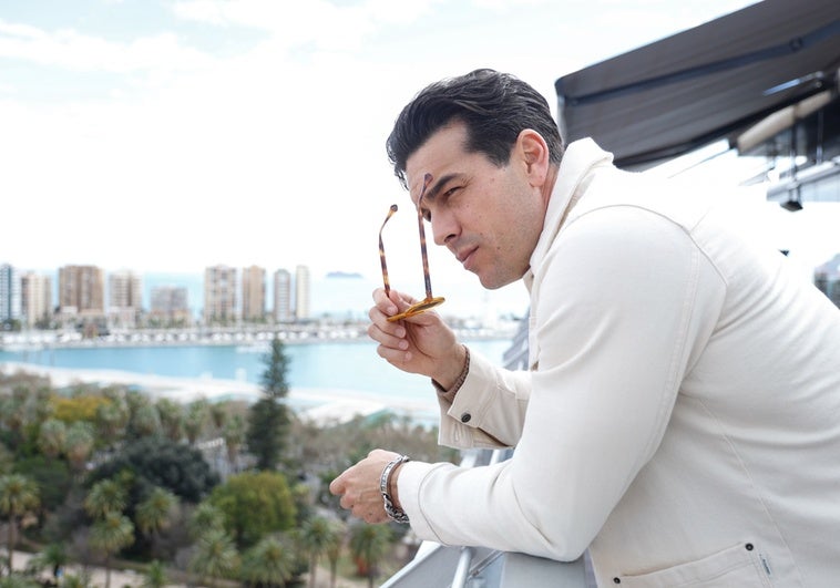 Mario Casas se asoma a la terraza del AC Málaga Palacio.