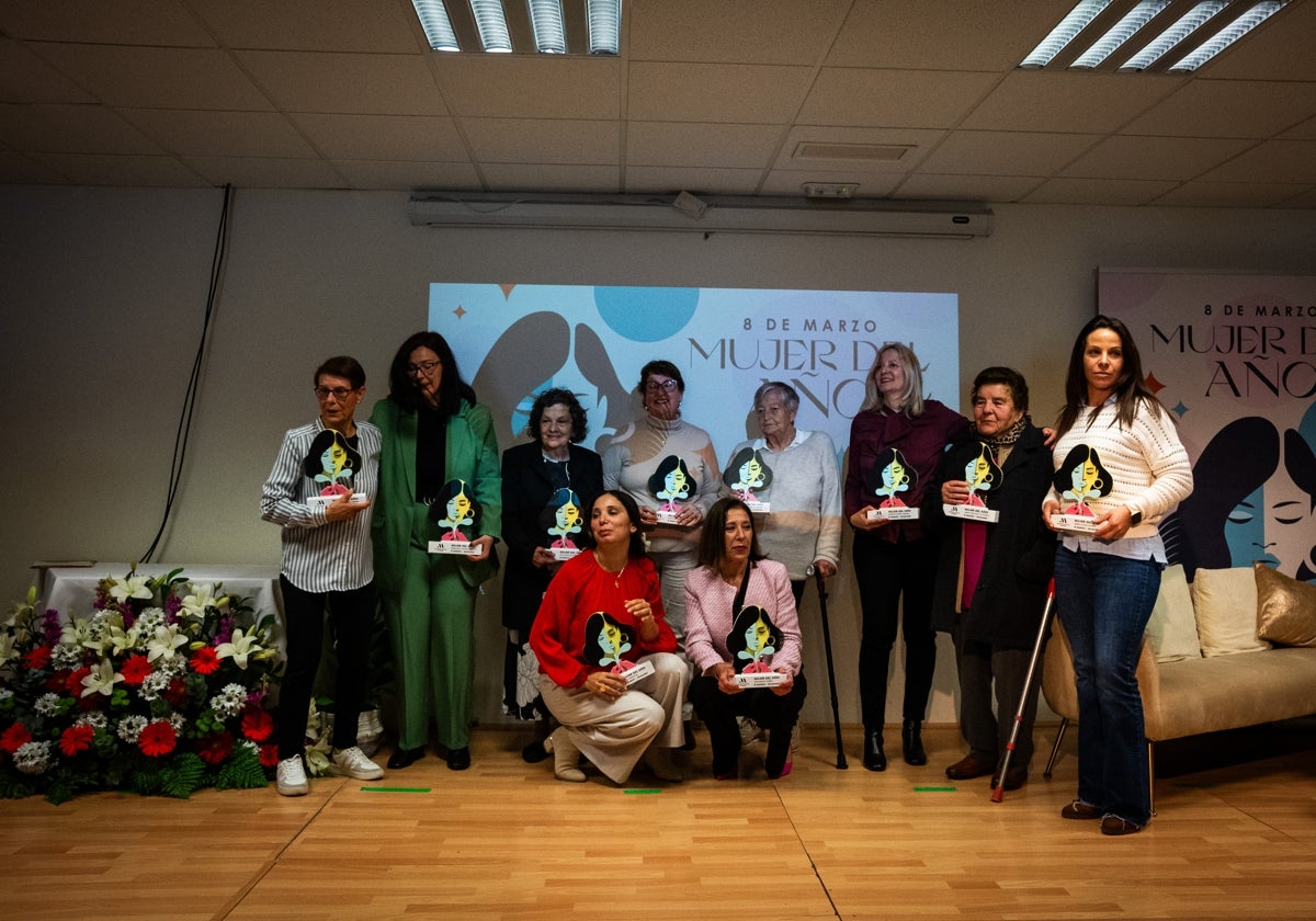 Las 12 mujeres premiadas en esta primera gala.