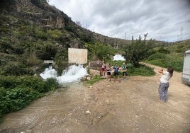 Un grupo de deportistas, este domingo fotografiándose junto al Nacimiento de Maro, de donde sale el agua que se precipita por la Cascada Grande.