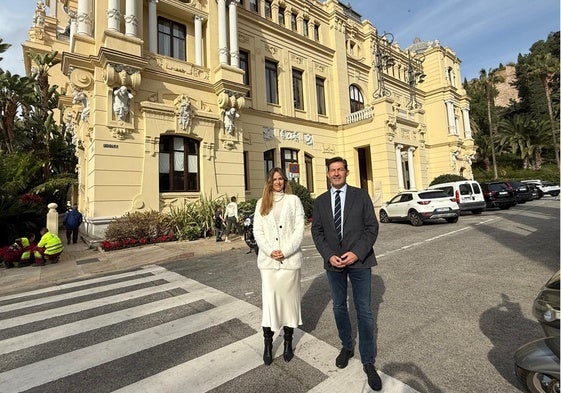 Gómez y Alcázar, en la calle Roma donde aparcan los coches oficiales y los vehículos de los concejales.