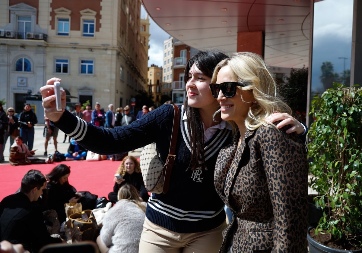 La actriz argentina Luisana Lopilato se fotografía con los fans que esperan en la puerta del AC Málaga Palacio.