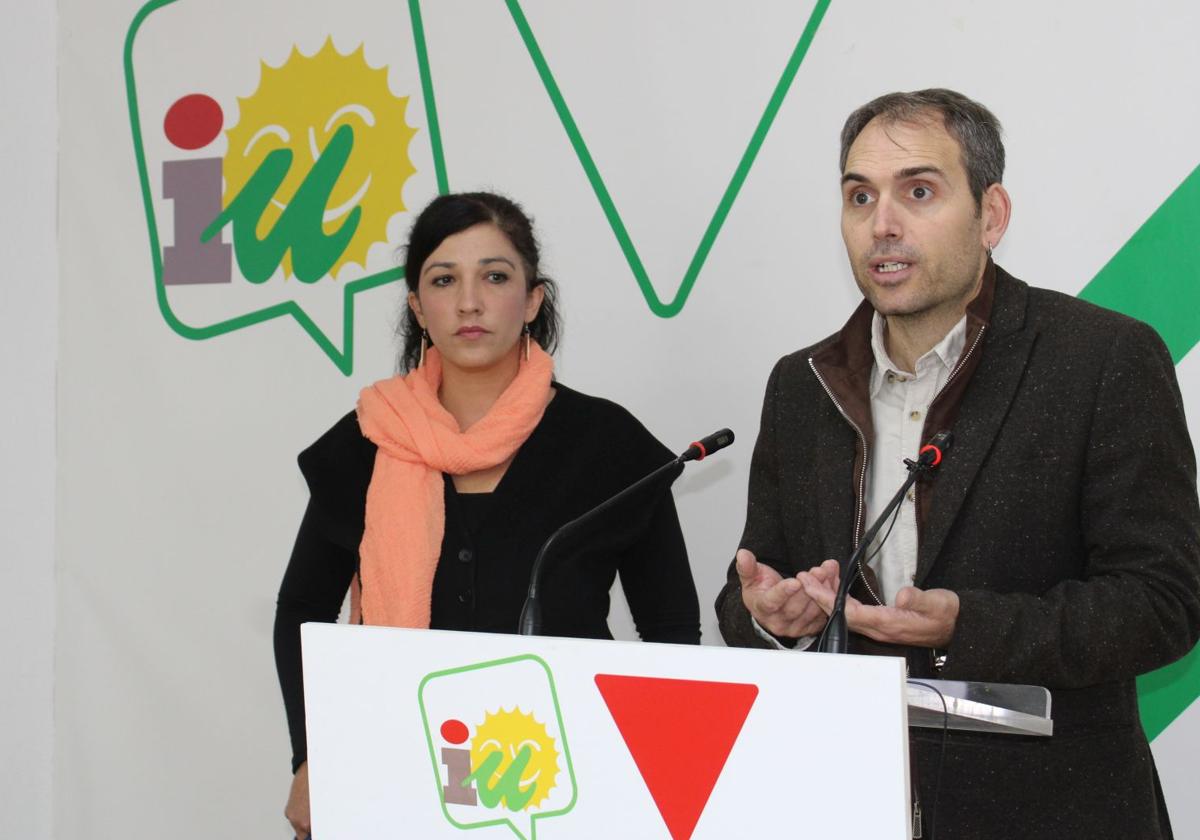 El coordinador general de Izquierda Unida Andalucía, Toni Valero, junto a la coordinadora provincial de Izquierda Unida Málaga, Toni Morillas.