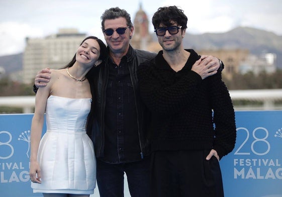 Julio Médem, entre sus protagonistas, Ana Rujas y Javier Rey, este domingo, en el Festival de Málaga.
