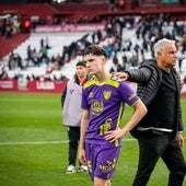 Aarón Ochoa, triste tras la derrota en Albacete, recibe el consuelo de Pellicer ante la afición blanquiazul.