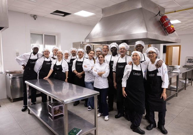 Foto de familia de los cocineros con los organizadores del curso.