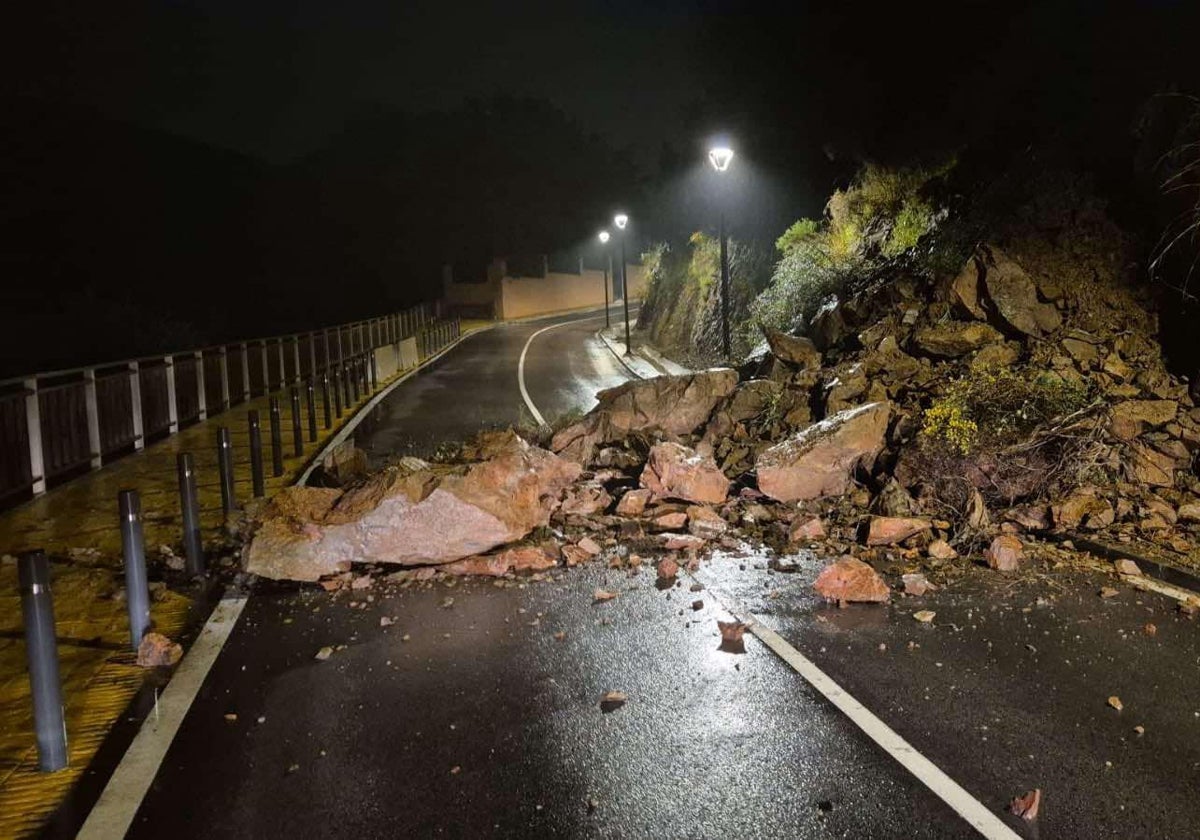 Un nuevo desprendimiento de rocas corta la avenida de la Moraleda en Benahavís