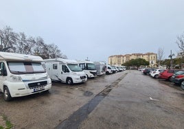 Autocaravanas en el recinto ferial de Fuengirola.
