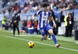 Antoñito Cordero conduce el balón durante el Málaga-Cádiz en La Rosaleda.