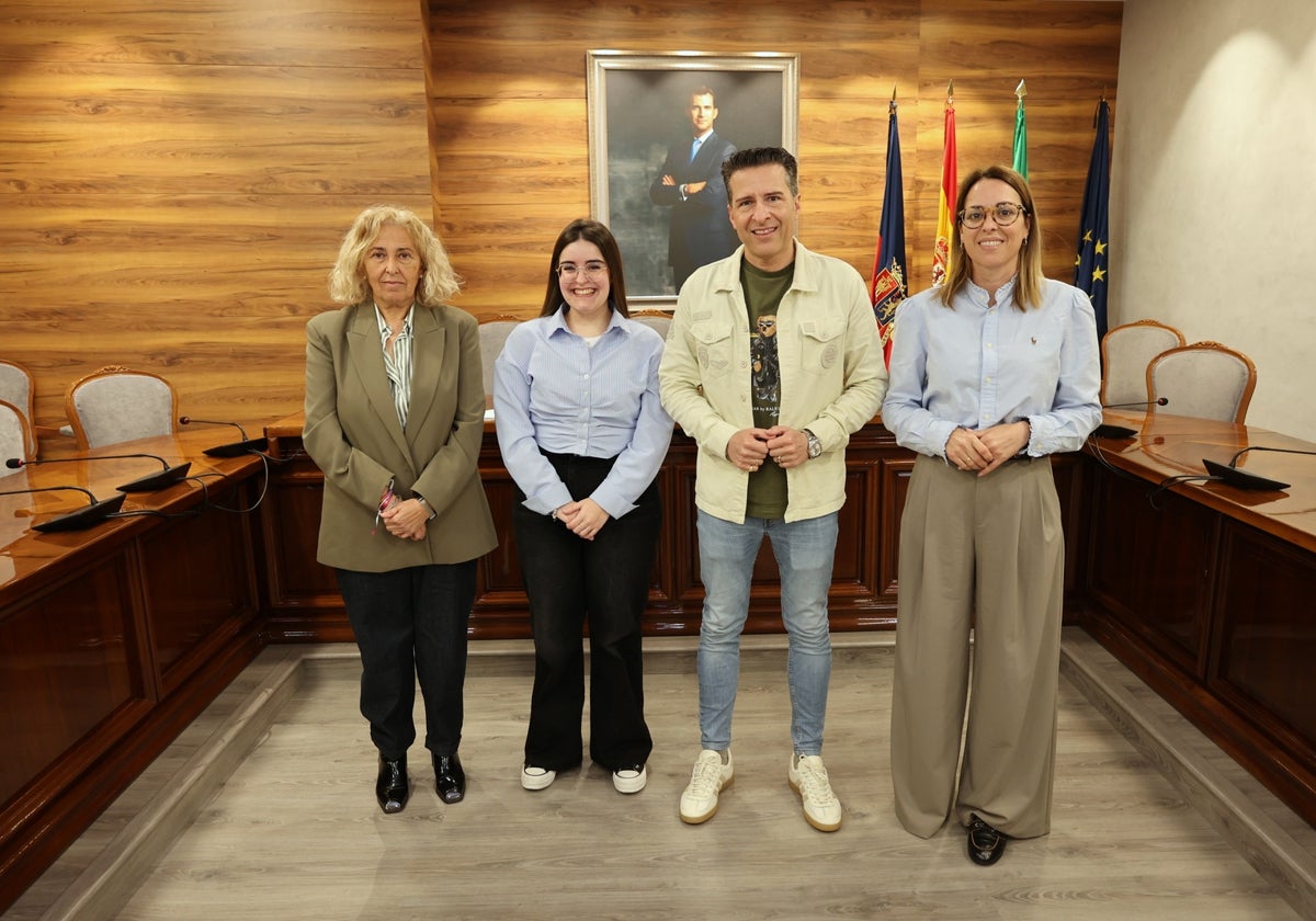 El alcalde y las ediles de Servicios Sociales y Personal, con la nueva funcionaria.