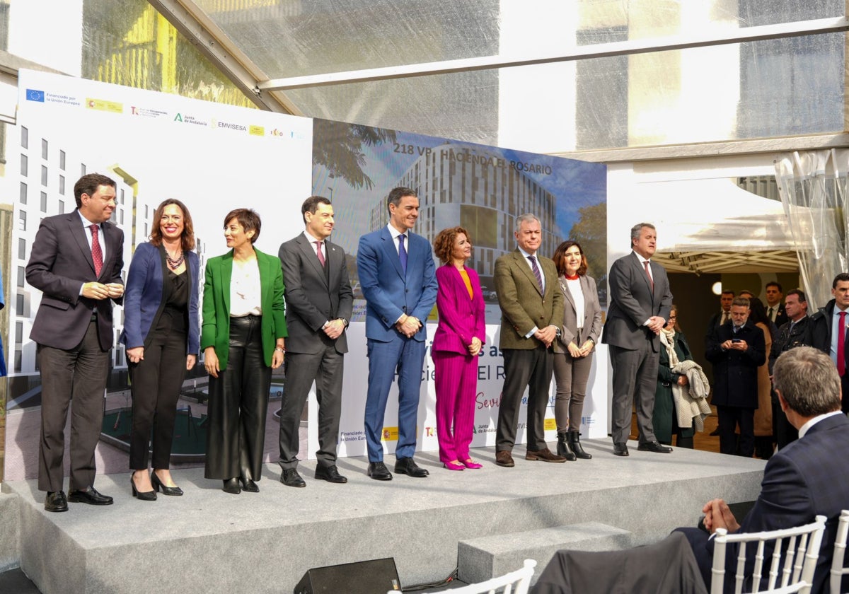 Juanma Moreno y Pedro Sánchez, junto al resto de cargos en el acto de entrega de las llaves.