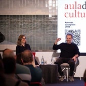 El director Daniel Guzmán junto a la periodista Regina Sotorrío en el Aula de Cultura de SUR.
