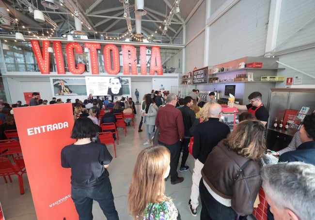 El público coge palomitas y cerveza antes de comenzar la proyección de 'A cambio de nada'.