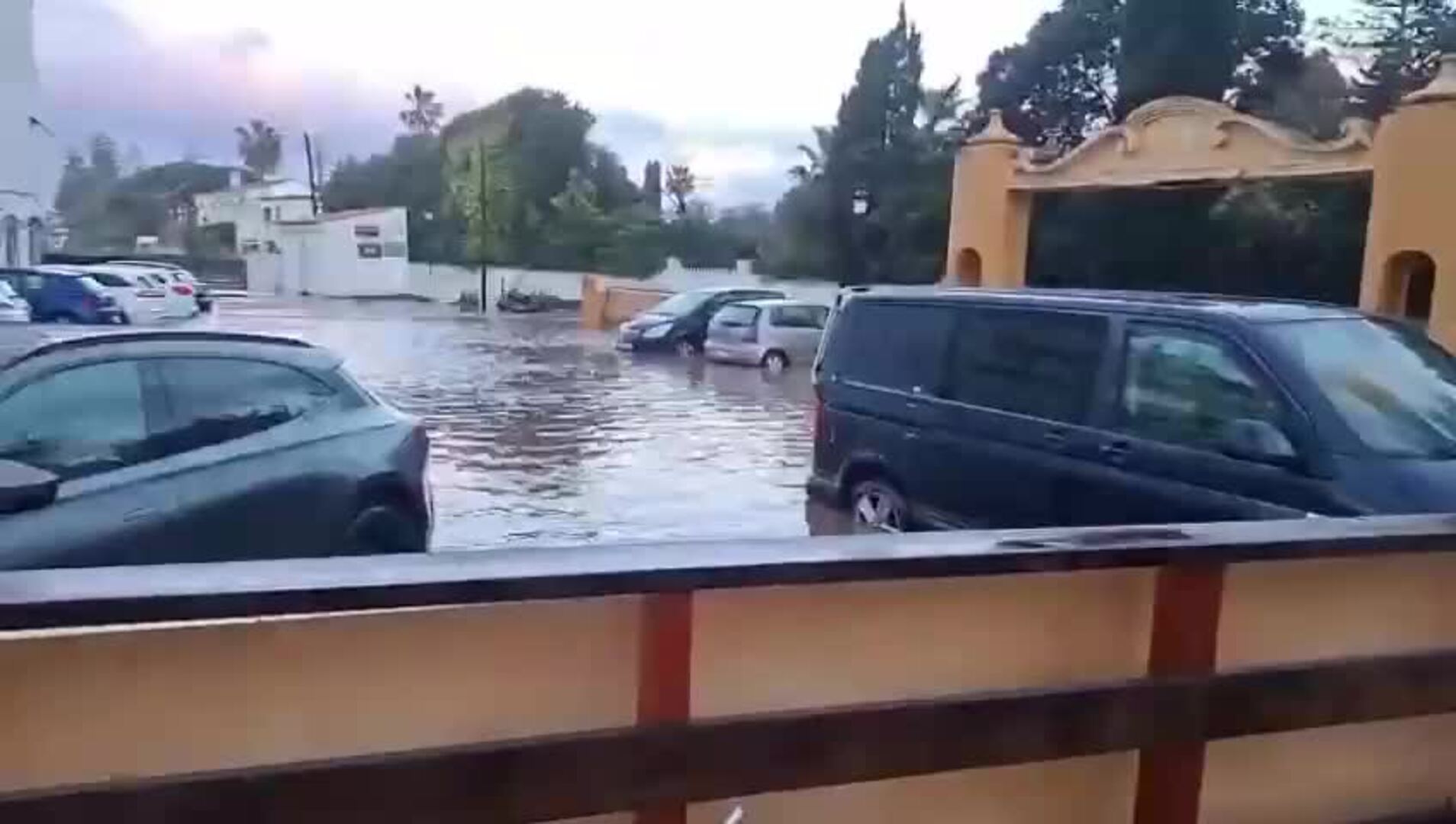 Desalojan ocho viviendas en Marbella tras desbordarse el río Guadaiza