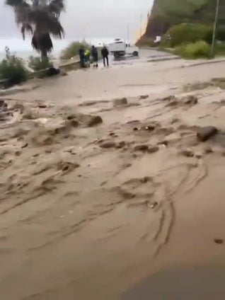 Una tromba de agua obliga a cortar la antigua N-340 en Torrox-Costa