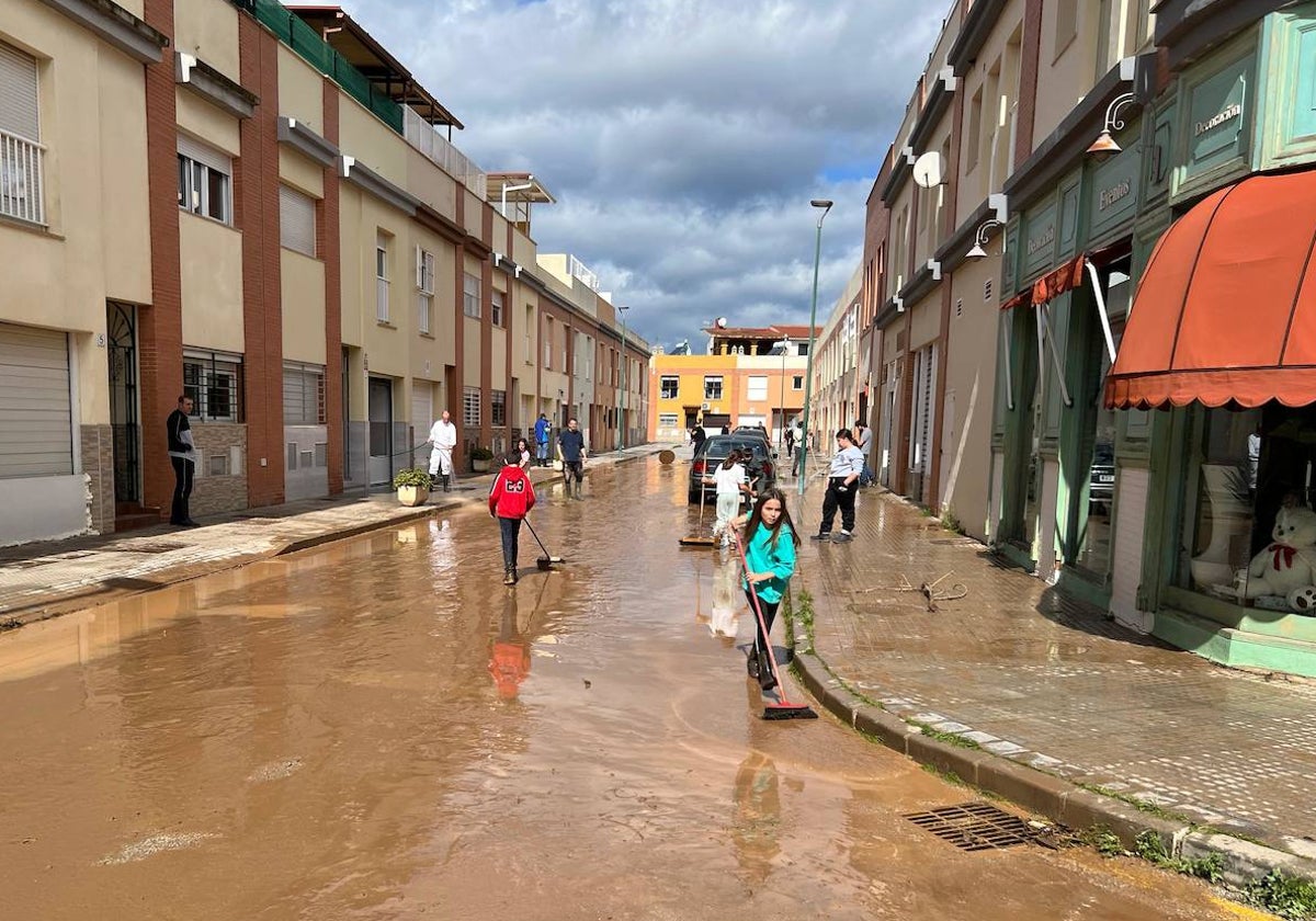 Vecinos limpian sus propias calles en Campanillas.