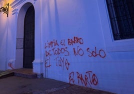 Imagen de una de las pintadas realizada por el arrestado en Nerja.